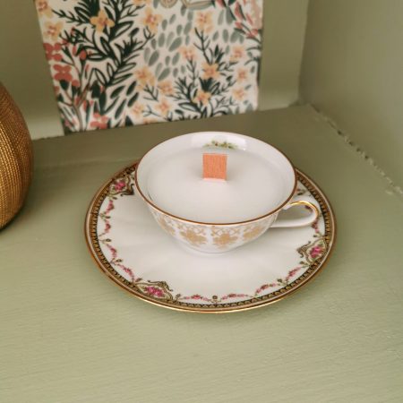 Bougie dans une tasse et sa soucoupe dorée | MARILYN ~ Collection "Fleurie"
