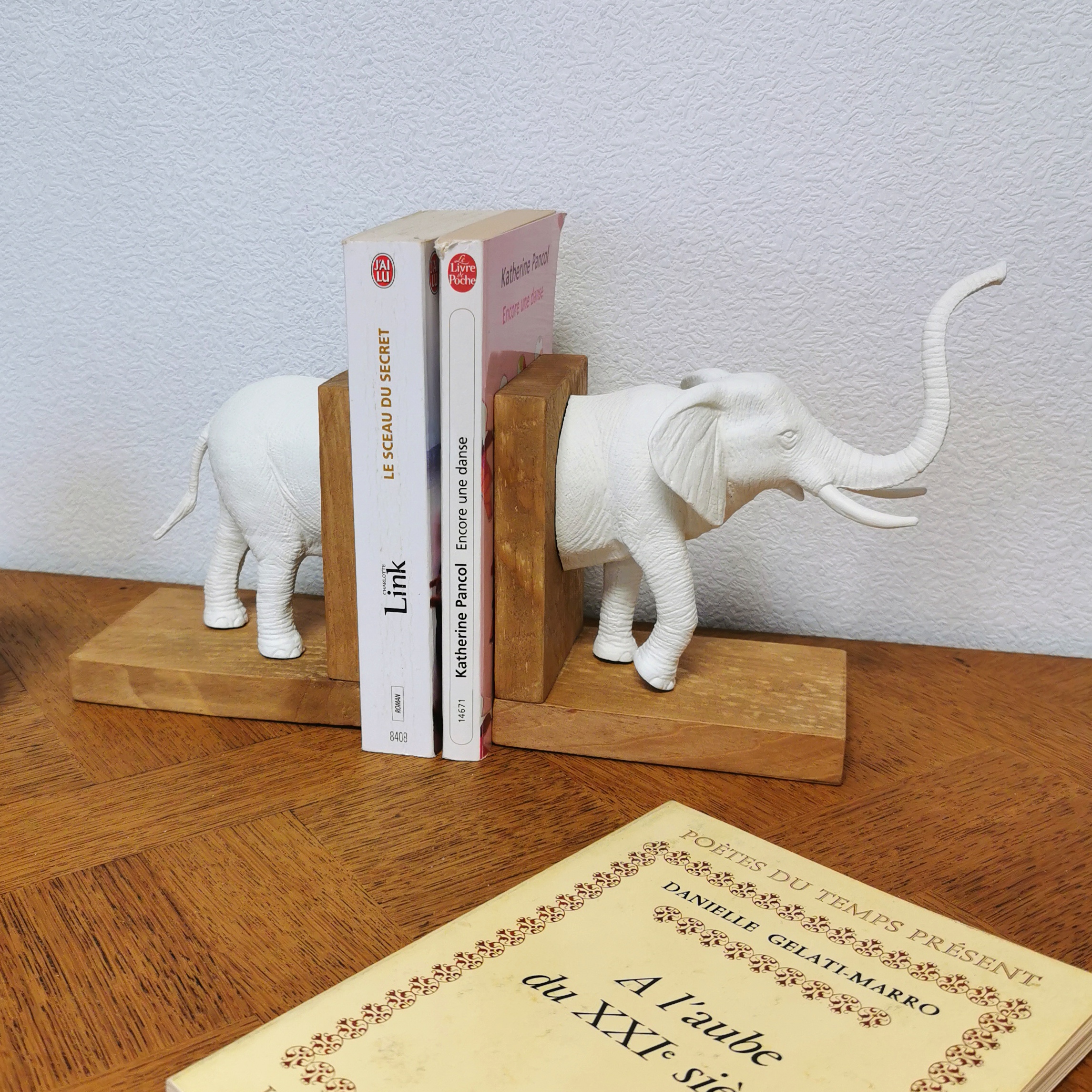 Serre-livres | Collection "Animaux" ~ Eléphant blanc sur support bois